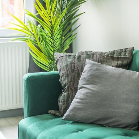 Stanion Luxurious 3 Bedroom Modern House Northamptonshire, Double, Twins, Single, Free Parking, Free Wi-Fi, Pets, Up To 8 Sleeps, 4 Smart Tvs كوربي المظهر الخارجي الصورة