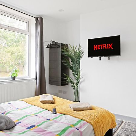 Stanion Luxurious 3 Bedroom Modern House Northamptonshire, Double, Twins, Single, Free Parking, Free Wi-Fi, Pets, Up To 8 Sleeps, 4 Smart Tvs كوربي المظهر الخارجي الصورة