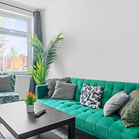 Stanion Luxurious 3 Bedroom Modern House Northamptonshire, Double, Twins, Single, Free Parking, Free Wi-Fi, Pets, Up To 8 Sleeps, 4 Smart Tvs كوربي المظهر الخارجي الصورة