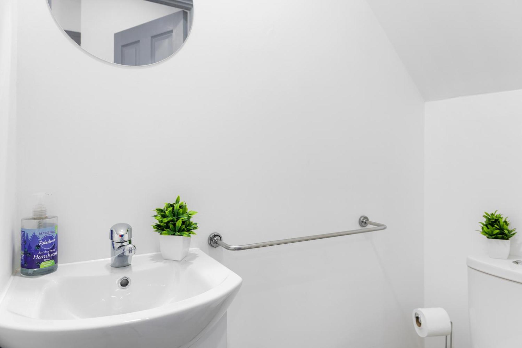 Stanion Luxurious 3 Bedroom Modern House Northamptonshire, Double, Twins, Single, Free Parking, Free Wi-Fi, Pets, Up To 8 Sleeps, 4 Smart Tvs كوربي المظهر الخارجي الصورة